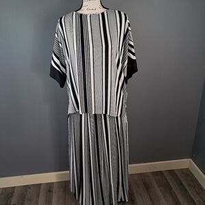 Vince Camuto Graphic Black And White Striped Top And Skirt Set Size Medium